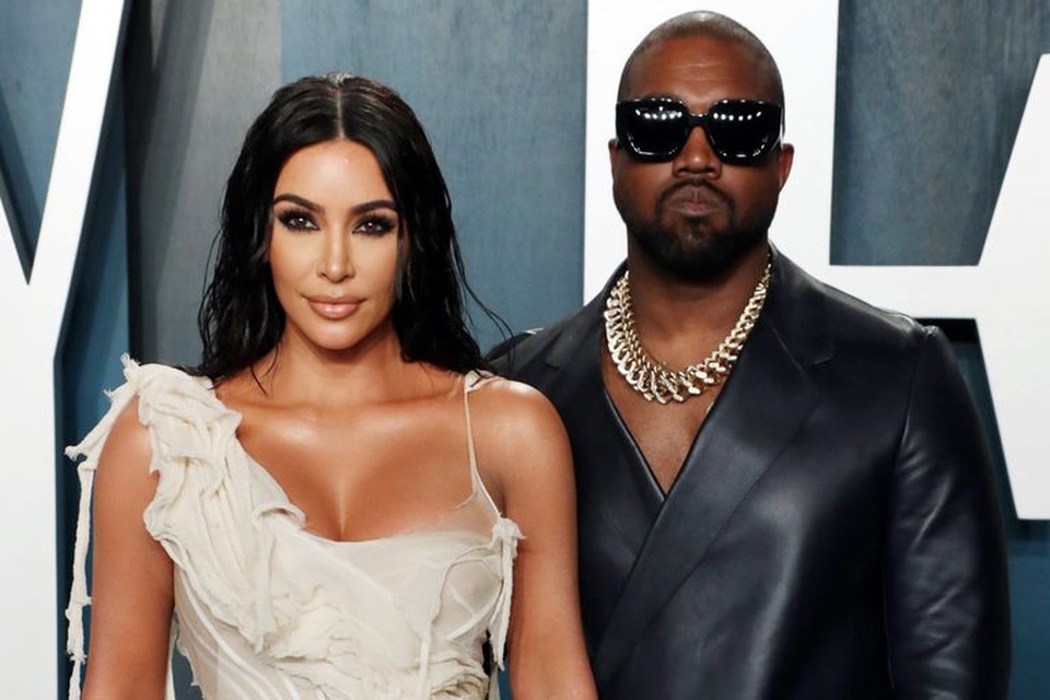 Kim Kardashian chính thức đệ đơn xin ly dị Kanye West - 3 Kim Kardashian chính thức đệ đơn xin ly dị Kanye West - 3