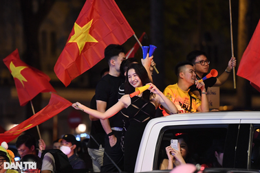 TPHCM: biển người xuyên đêm ăn mừng U23 Việt Nam vô địch