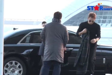 Bi (Rain) và Kim Tae Hee nắm tay tại sân bay