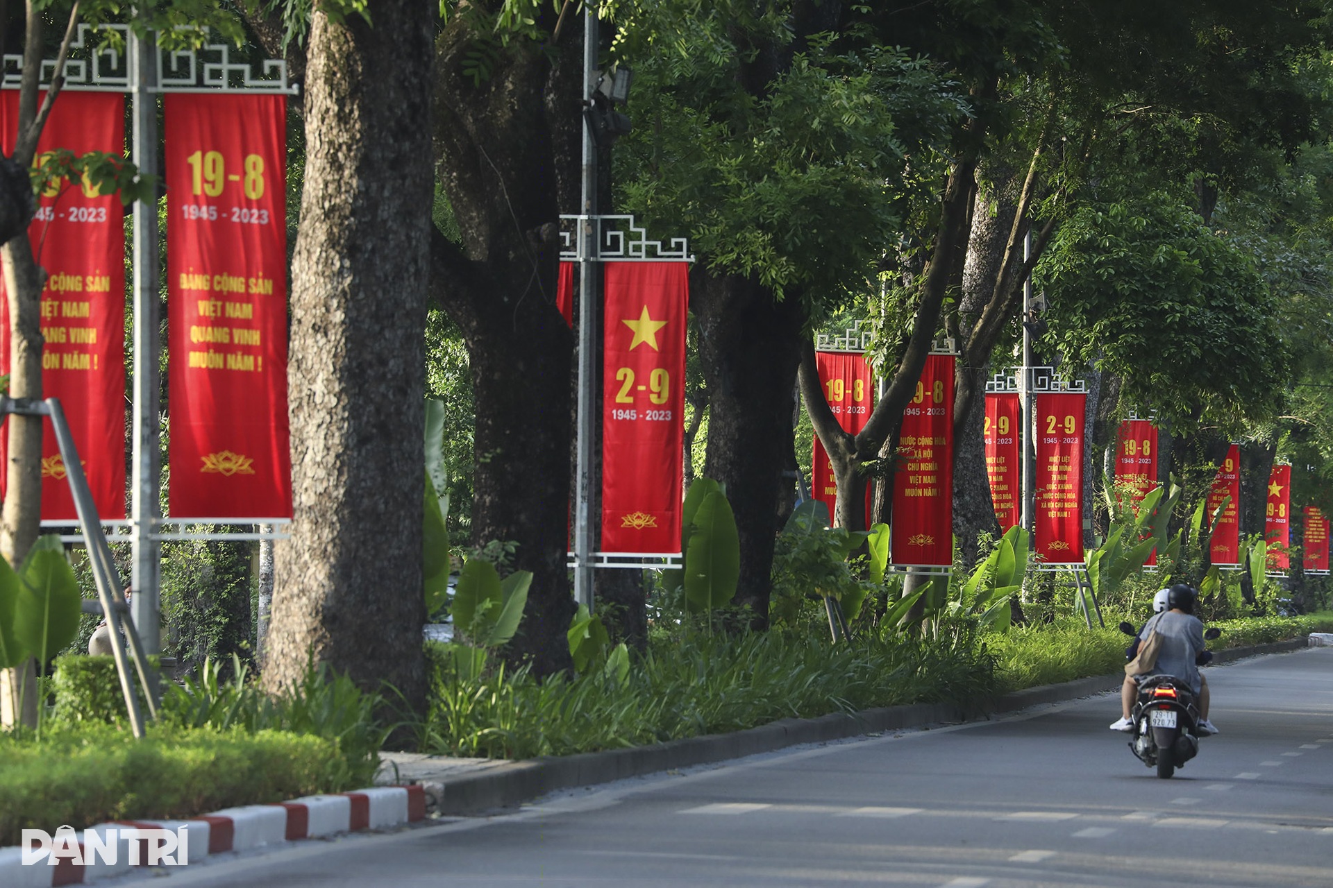 Đường phố Hà Nội rực cờ hoa mừng Quốc khánh 2/9 - 12 Đường phố Hà Nội rực cờ hoa mừng Quốc khánh 2/9 - 12