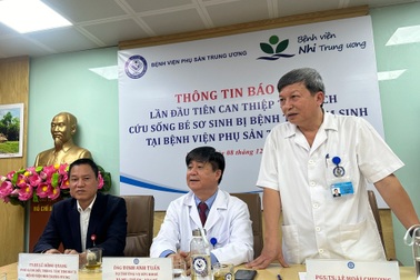 Mẹ từ Hàn Quốc về Việt Nam theo dõi đẻ, bé trai được cứu ngay sau sinh