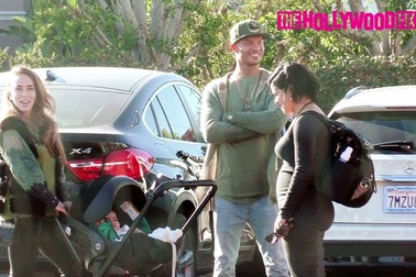 Jeremy Meeks & Chloe Green trò chuyện cùng bạn trên phố