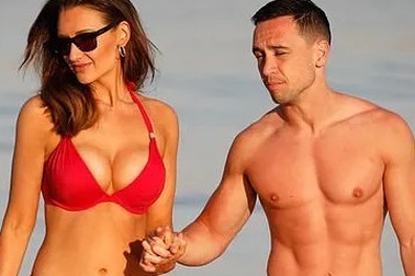 Catherine Tyldesley đẹp như mộng với áo tắm đỏ