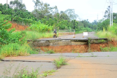 Đường tránh 800 tỷ đồng nứt toác: Sửa rào chắn, cấm phương tiện