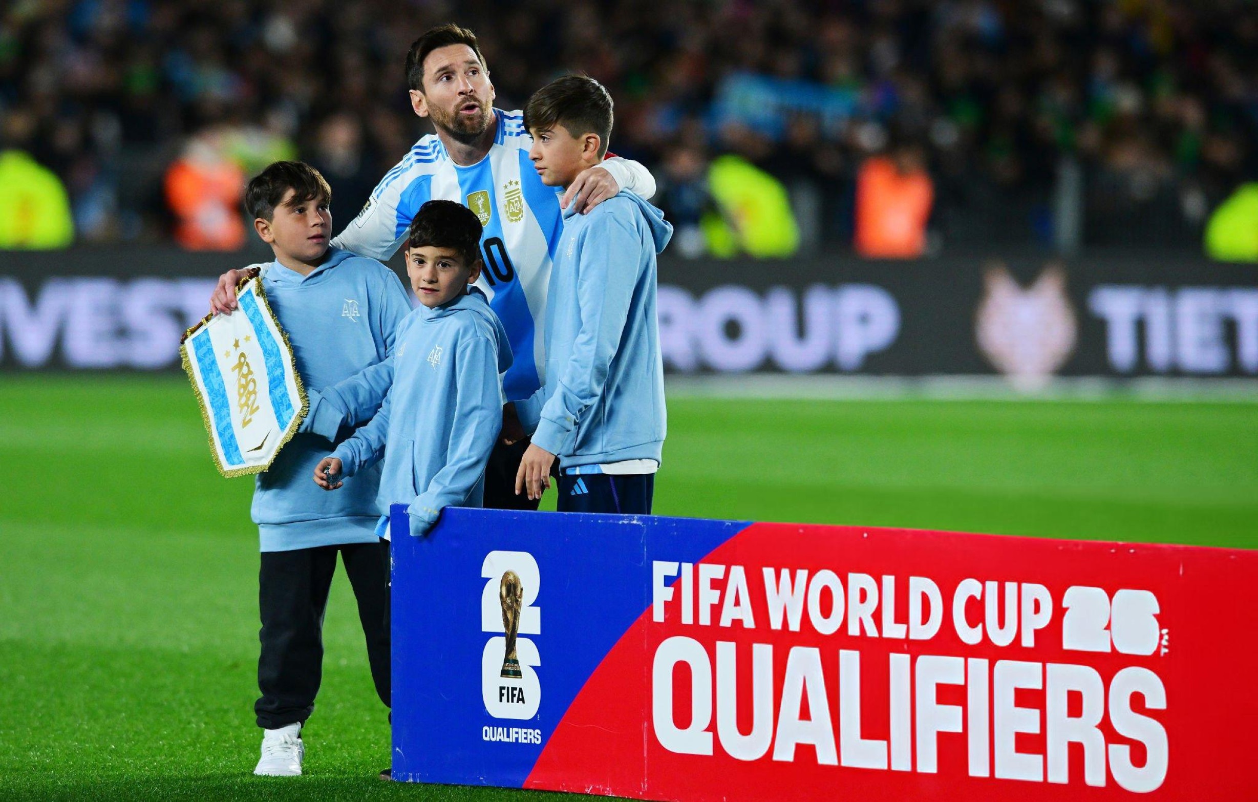 Messi giúp Argentina đại thắng, Brazil vươn lên nhì bảng - 1