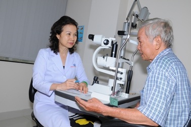 Khám mắt, phát thuốc miễn phí cho 600 bệnh nhân