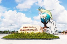 Biểu tượng con tôm cao hơn 20m trên quảng trường lớn ở tỉnh cực Nam Tổ quốc