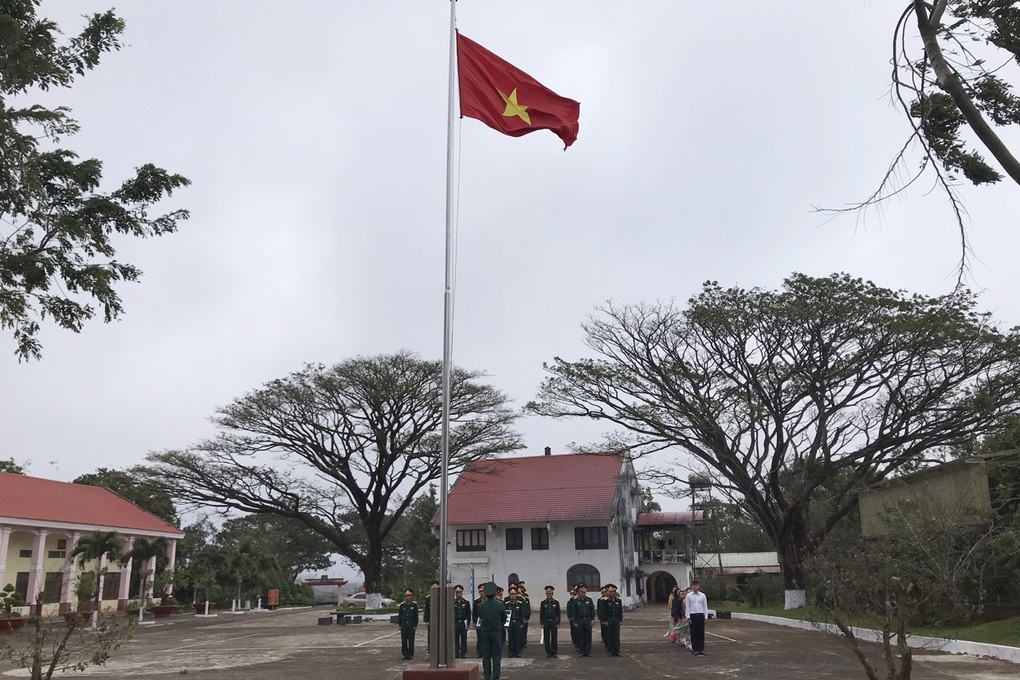 Hai cây me tây thời vua Bảo Đại được bảo vệ như báu vật ở vùng biên - 1 Hai cây me tây thời vua Bảo Đại được bảo vệ như báu vật ở vùng biên - 1