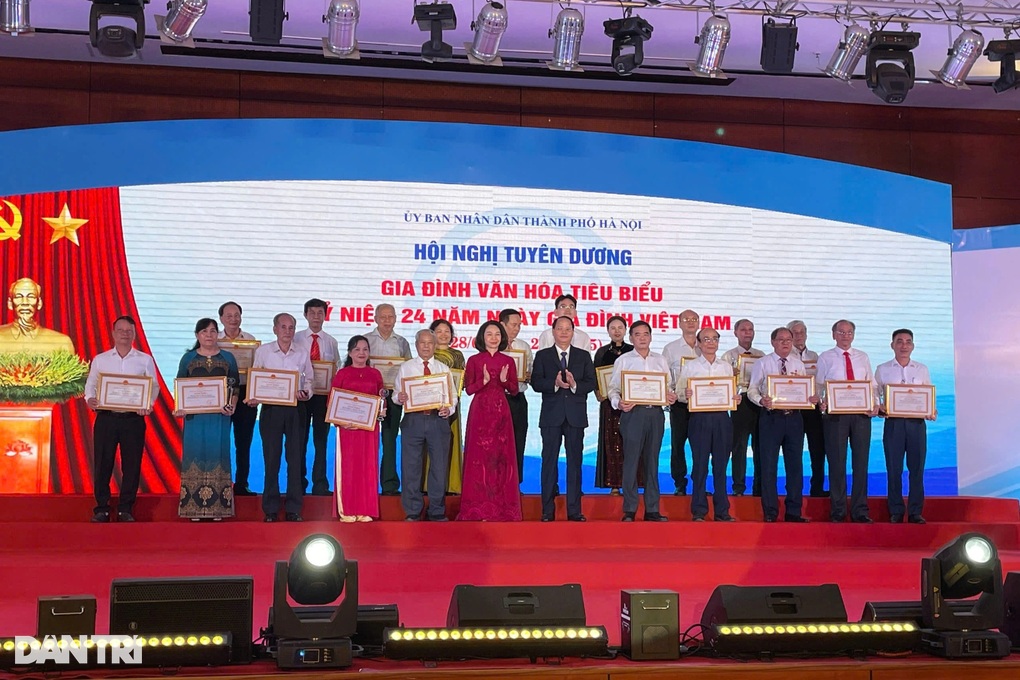 Tôn vinh 80 Gia đình văn hóa tiêu biểu Thủ đô - 2 Tôn vinh 80 Gia đình văn hóa tiêu biểu Thủ đô - 2