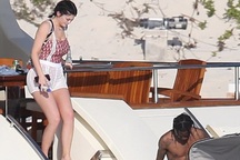 Kylie Jenner khoe dáng sau 3 tháng sinh nở