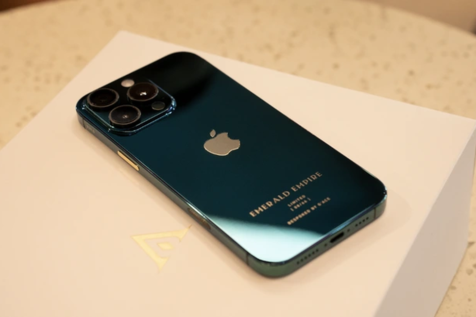 Ngắm iPhone 16 Pro Max bản giới hạn màu xanh ngọc lục bảo - 1 Ngắm iPhone 16 Pro Max bản giới hạn màu xanh ngọc lục bảo - 1