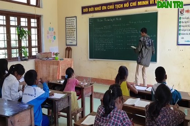 Thầy cô vận động học sinh đến lớp