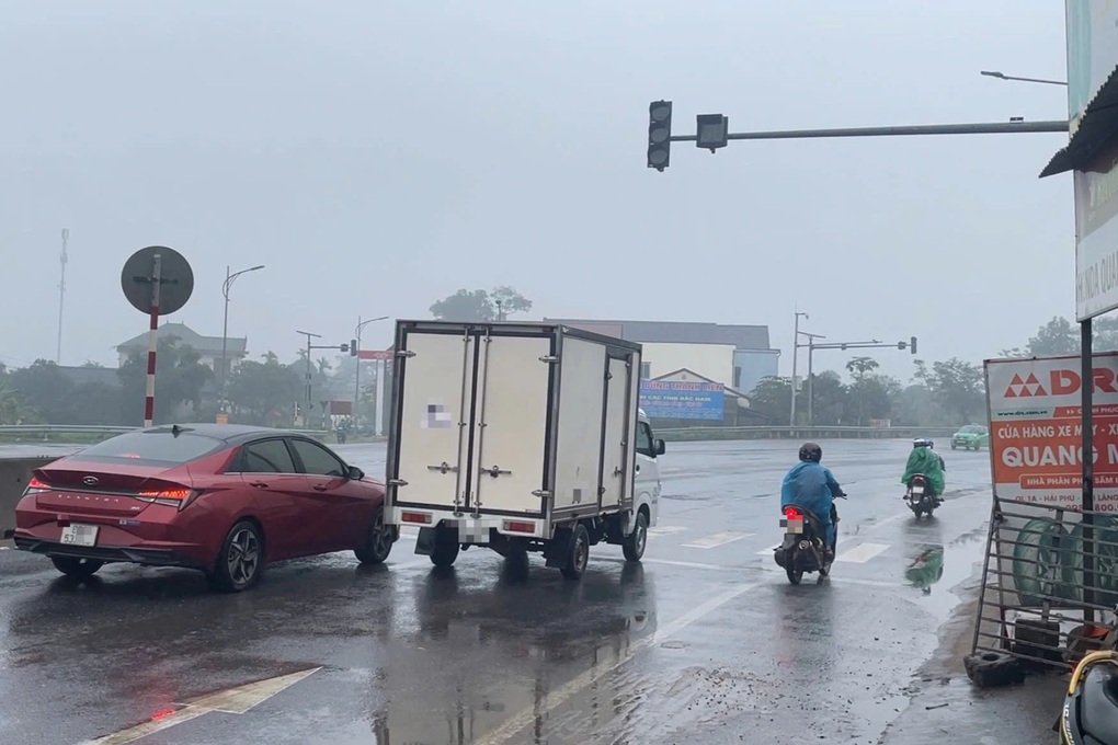 Đèn giao thông chập chờn, tài xế phanh gấp giữa đường - 1 Đèn giao thông chập chờn, tài xế phanh gấp giữa đường - 1