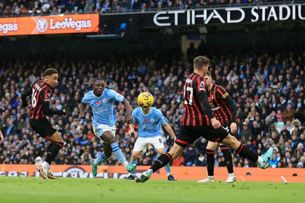 Chơi tennis với Bournemouth, Man City giành ngôi đầu bảng - 2