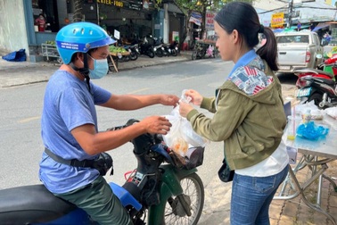 Cô gái nghèo ngày ngày đi xin sữa, chắt chiu tiền làm từ thiện giữa Sài Gòn