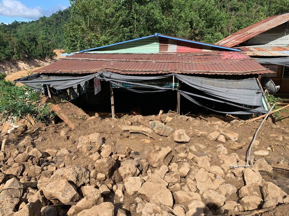 Lên phương án dùng trực thăng vào hiện trường vụ sạt lở vùi lấp 11 người - 1 Lên phương án dùng trực thăng vào hiện trường vụ sạt lở vùi lấp 11 người - 1