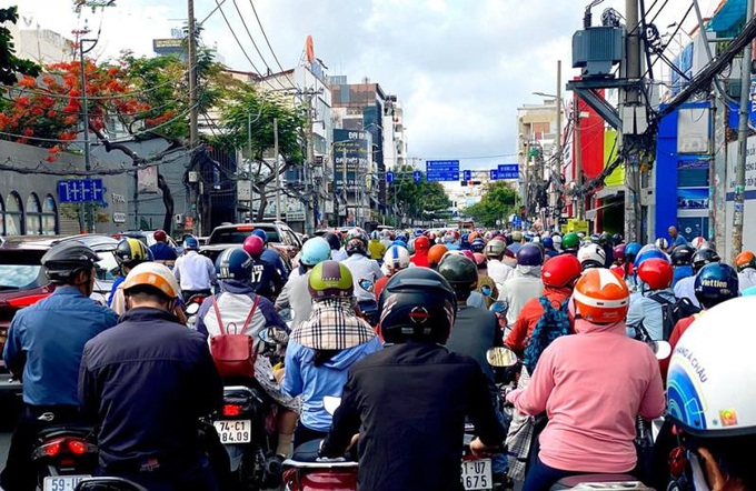 Người dân nườm nượp ra đường sau kỳ nghỉ lễ - Ảnh 8.