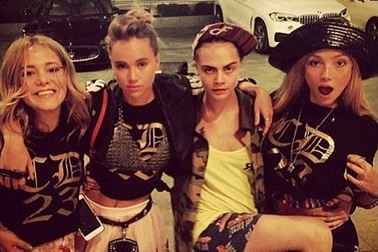 Siêu mẫu 9X mừng sinh nhật tại câu lạc bộ thoát y