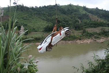 Sương mù dày đặc, “xế hộp” lao thẳng xuống sông