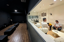 Bên trong quán cà phê "hẹn hò" ở TPHCM bị công an kiểm tra