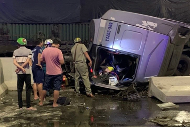 Đầu container rơi ra khỏi xe, nam tài xế mắc kẹt trong cabin