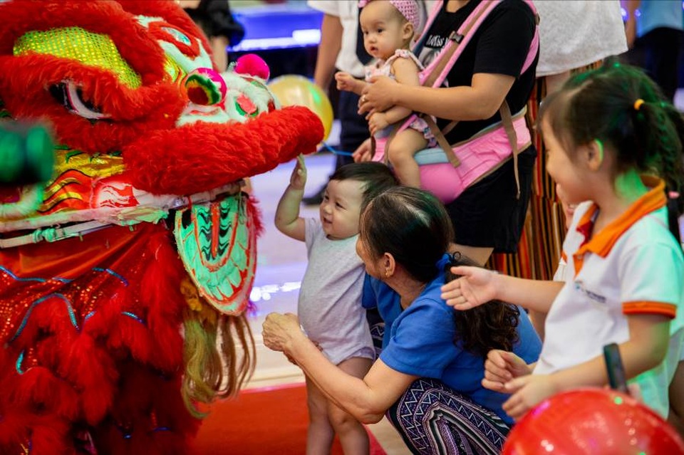 Ngắm đèn lồng hoa đăng khổng lồ, tận hưởng Trung thu rực rỡ ở Vincom - 3 Ngắm đèn lồng hoa đăng khổng lồ, tận hưởng Trung thu rực rỡ ở Vincom - 3