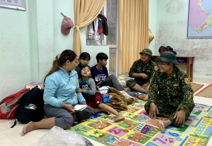 Lính biên phòng Thừa Thiên Huế hỗ trợ người dân đến nơi tránh trú bão an toàn