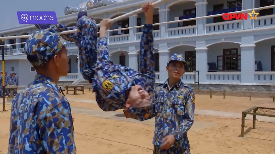 Jun Phạm thách đấu tiểu đội trưởng, bị thương ở hai bàn tay - 4 Jun Phạm thách đấu tiểu đội trưởng, bị thương ở hai bàn tay - 4