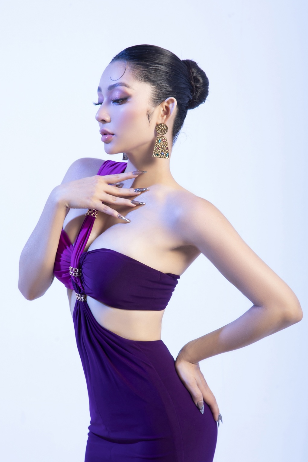 Lâm Thu Hồng khoe vóc dáng quyến rũ với đầm cắt xẻ táo bạo - 11 Lâm Thu Hồng khoe vóc dáng quyến rũ với đầm cắt xẻ táo bạo - 11