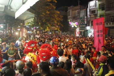 Đường phố tê liệt vì hàng nghìn người xem múa lân