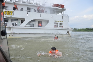 400 người tham gia cứu hộ tình huống 2 tàu đâm nhau trên sông Sài Gòn