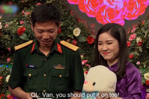 Nữ điều dưỡng xinh xắn mang khẩu trang tặng đối tượng hẹn hò