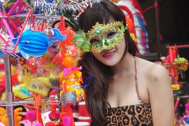 Những món đồ chơi Trung thu “đáng chê” của teen Hà thành