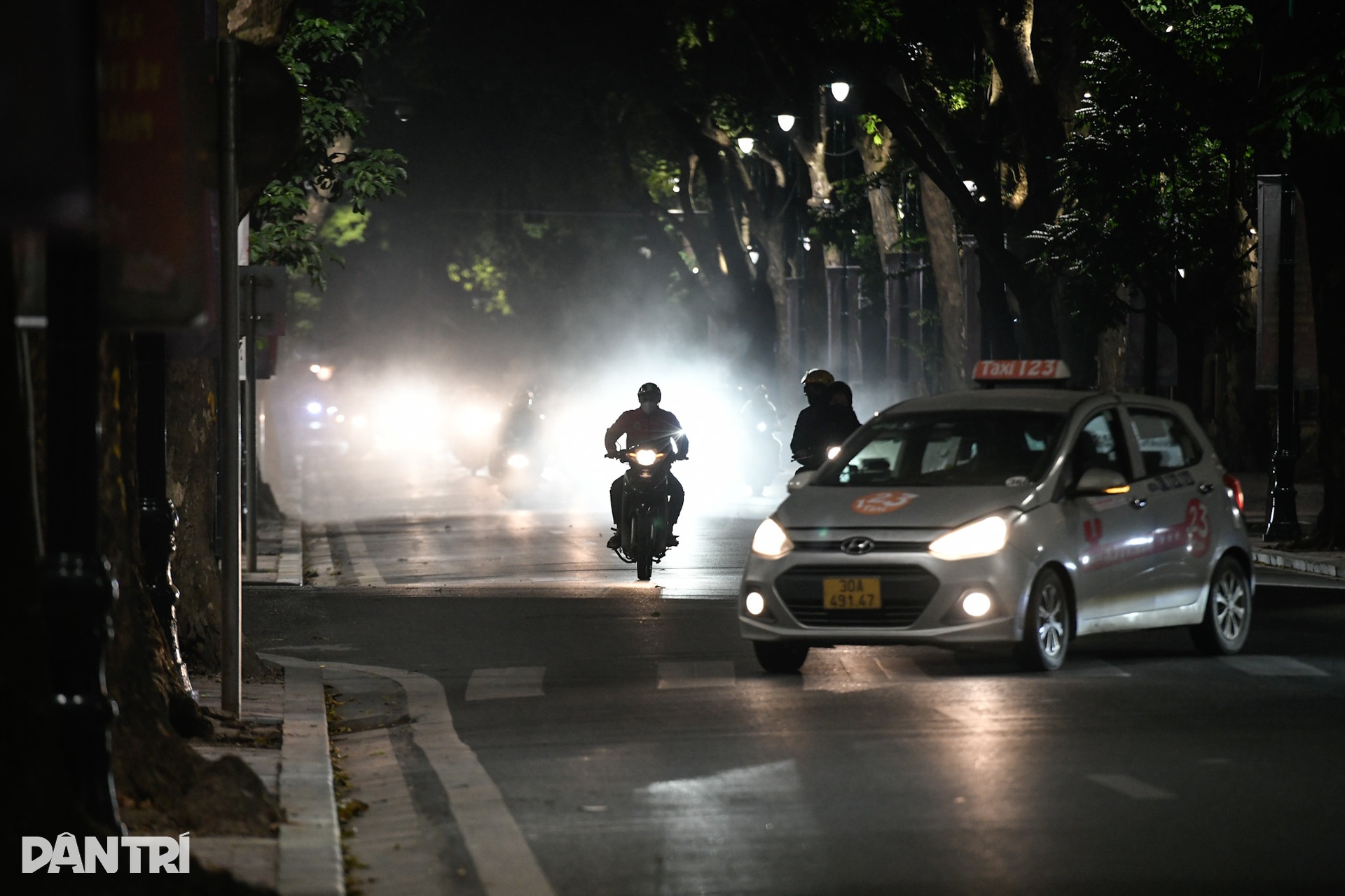 Người đi đường ngạt thở vì… công nhân dùng máy thổi bụi, đốt rác - 9 Người đi đường ngạt thở vì… công nhân dùng máy thổi bụi, đốt rác - 9