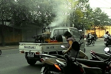 Phun thuốc diệt muỗi như tưới cây trên phố