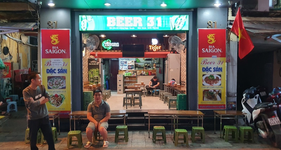 Phố bia Tạ Hiện lên báo quốc tế cũng vắng vẻ lạ thường - 2 Phố bia Tạ Hiện lên báo quốc tế cũng vắng vẻ lạ thường - 2