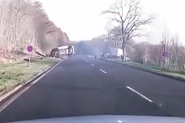 Chỉ một giây lơ đãng trong lúc lái xe gây nên hậu quả nghiêm trọng