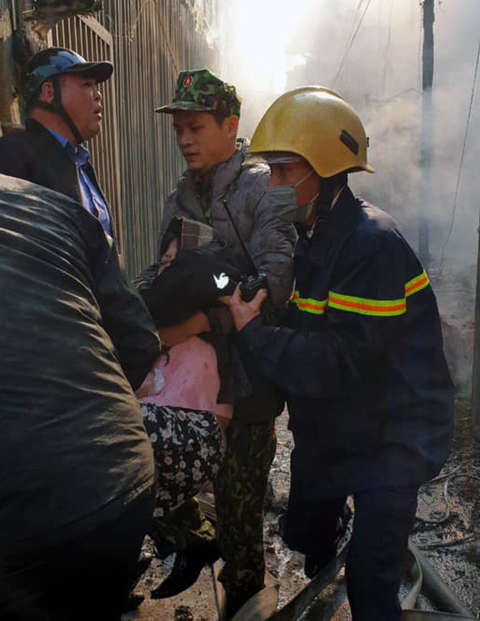 Hà Nội: Giải cứu 4 cụ già, em nhỏ khỏi đám cháy lớn - 2 Hà Nội: Giải cứu 4 cụ già, em nhỏ khỏi đám cháy lớn - 2