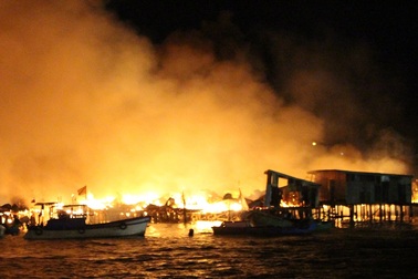 Trắng đêm khống chế đám cháy cực lớn ở Nha Trang