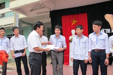 Nxb Giáo dục Việt Nam tặng sách giáo khoa và vở viết cho 4.460 HS