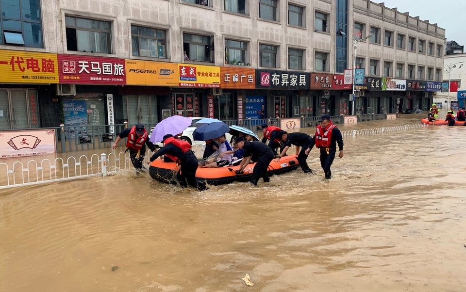 Nhiều thành phố Trung Quốc báo động đỏ vì mưa lũ - 4 Nhiều thành phố Trung Quốc báo động đỏ vì mưa lũ - 4