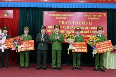 Khen thưởng "nóng" lực lượng bắt giữ khẩn cấp đối tượng đặc biệt nguy hiểm