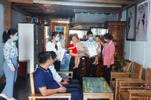 Lào Cai: Tặng quà Trung thu cho con cán bộ y tế chống dịch Bình Dương