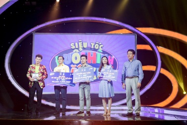 Đại diện PV GAS trao giải đợt một cho cuộc thi trên fanpage Gameshow Đuổi hình bắt chữ