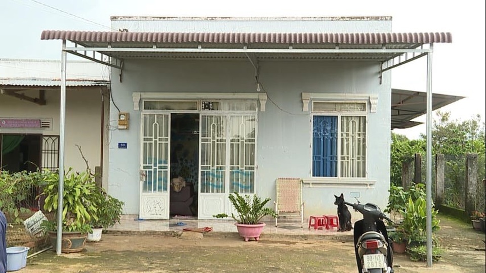 Điều tra người đàn ông xông vào nhà đâm 2 chị em tử vong - 2 Điều tra người đàn ông xông vào nhà đâm 2 chị em tử vong - 2