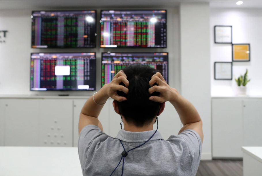 ភាគហ៊ុនបានផ្លាស់ប្តូរ និងធ្លាក់ចុះ មនុស្សជាច្រើនបានបាត់បង់លុយនៅថ្ងៃទី 8 - 1 ខែមីនា Chứng khoán đảo chiều giảm, nhiều người mất tiền ngày 8/3 - 1