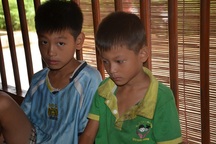 Người cha ngã xuống vực nằm liệt, 2 con thơ phải nghỉ học vì gia cảnh nghèo