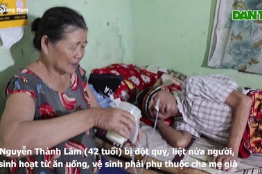 Cảnh cha mẹ già gồng gánh con trai liệt giường và cháu nội