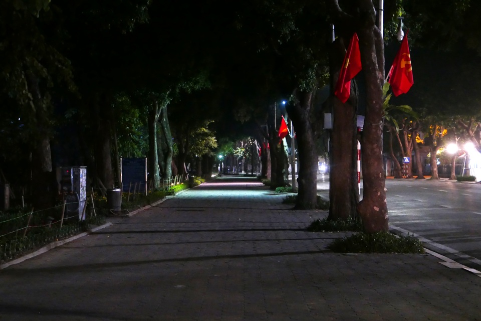 Hình ảnh lạ thường tại Hà Nội giữa mùa dịch Covid - 19 - 6 Hình ảnh lạ thường tại Hà Nội giữa mùa dịch Covid - 19 - 6