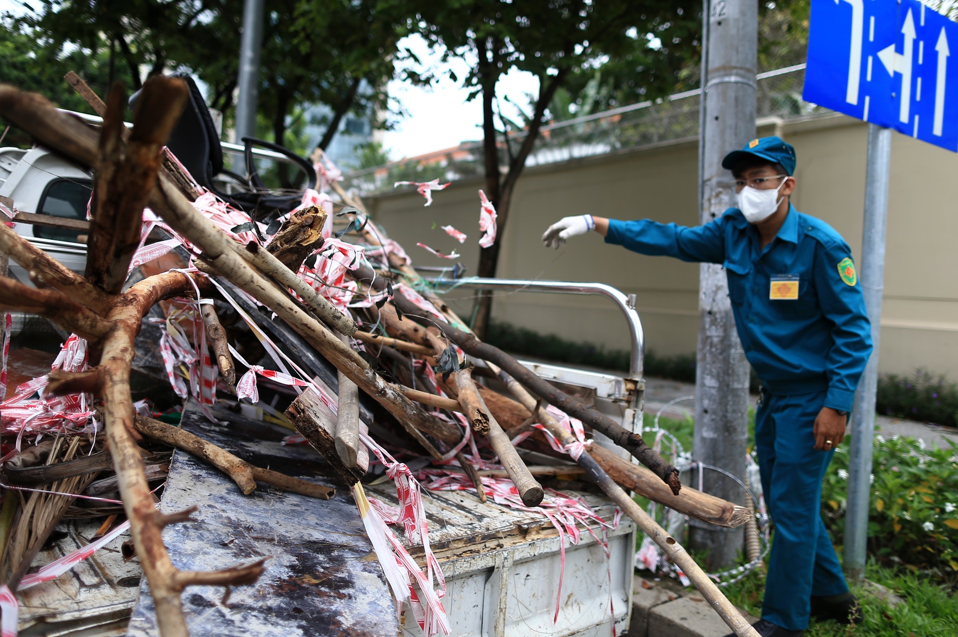 Tháo dỡ hàng loạt chốt chặn, rào chắn trên các tuyến đường trung tâm TPHCM - 5